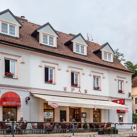 Jinghu * Hluboká nad Vltavou